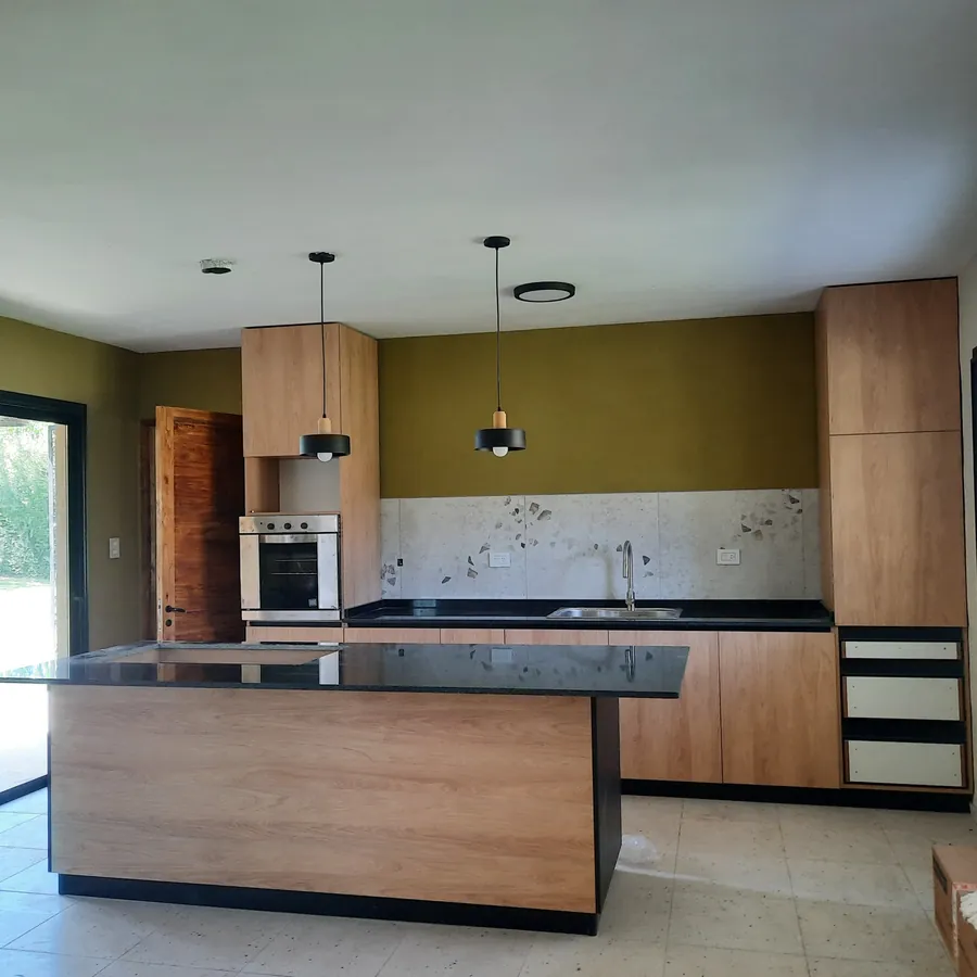 Obra Denia — cocina con isla y claraboya