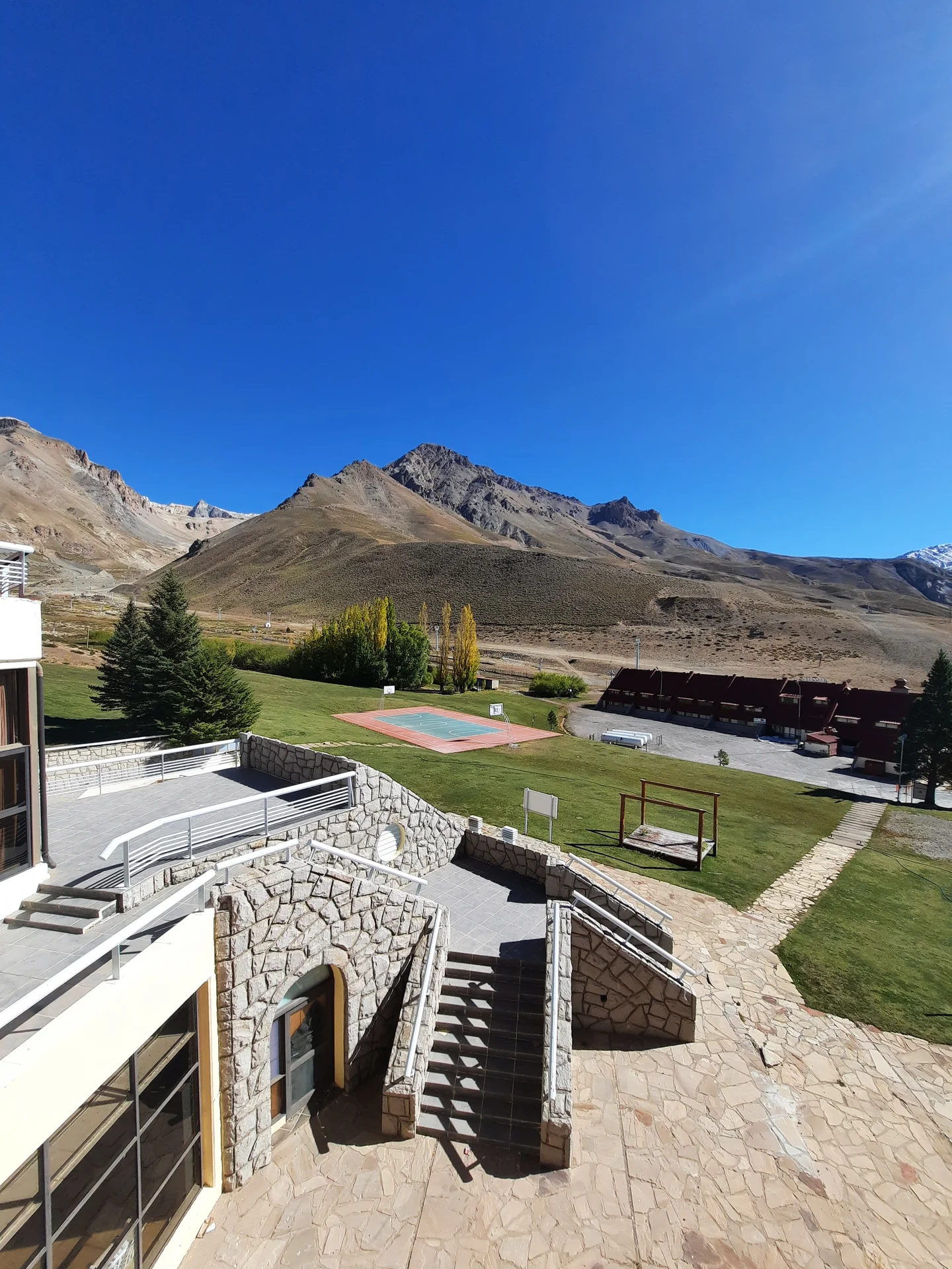 Obra Las Leñas — natatorio con vista a la montaña