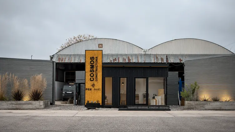 Showroom COSMOS Constructora terminado: módulo SIP negro con cartel Fox Panel sobre calle